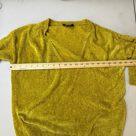Express Women's Gold Mustard Chenille V-Neck 3/4 Sleeve Knit Pullover Sweater SP - Picture 6 of 9